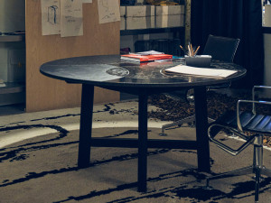 Круглый стол из фаянса и дуба