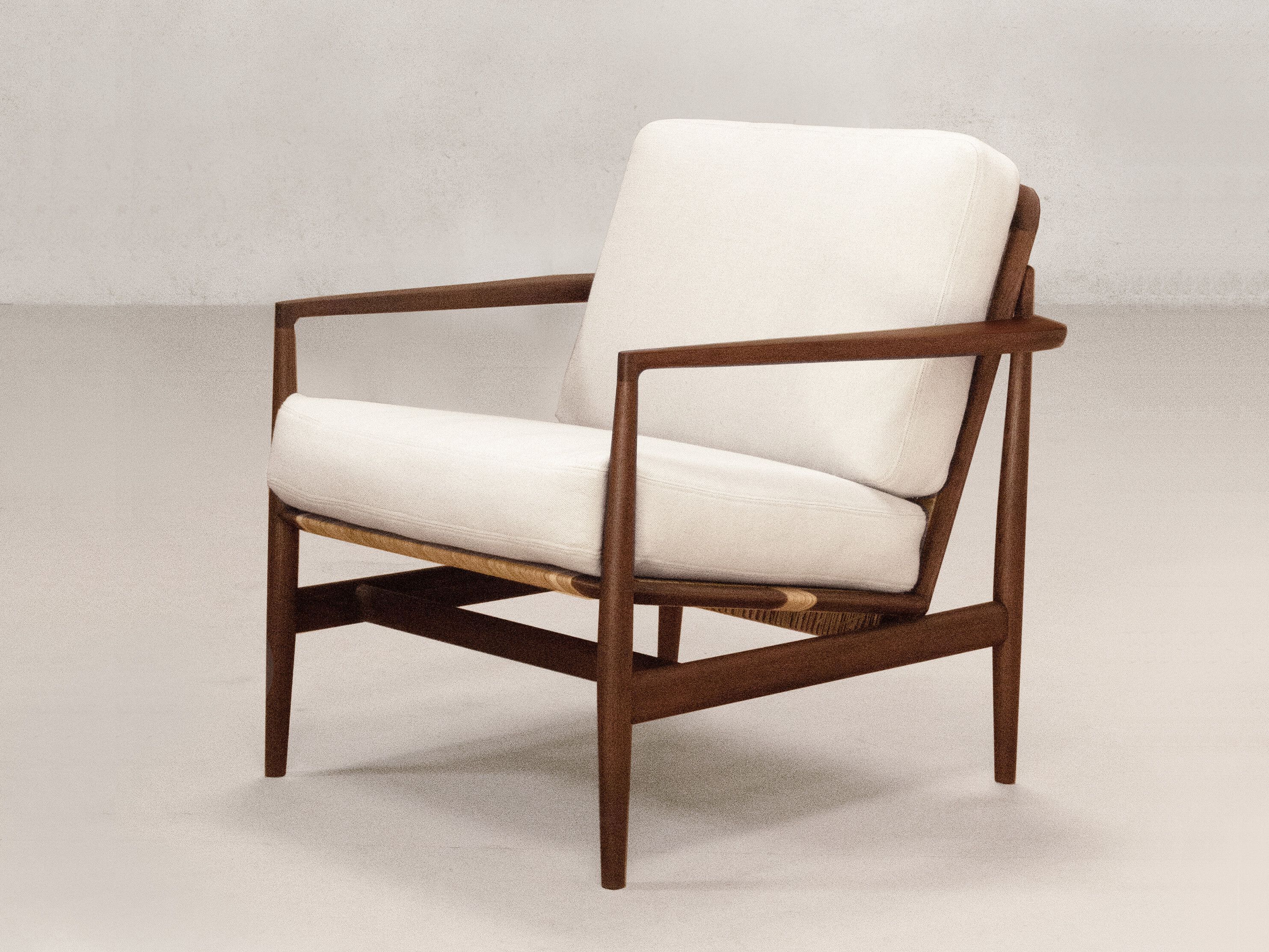 Тканевое кресло с подлокотниками Phantom Hands Tangāli ARCH-00089185