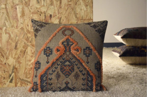 34AN012 Подушка 50/50, принт, ручная вышивка, 90%хлопок+ 10%шерсть, наполнитель конфорель VP