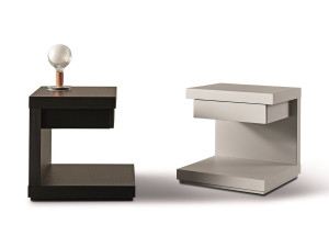 Деревянная тумбочка с ящиками