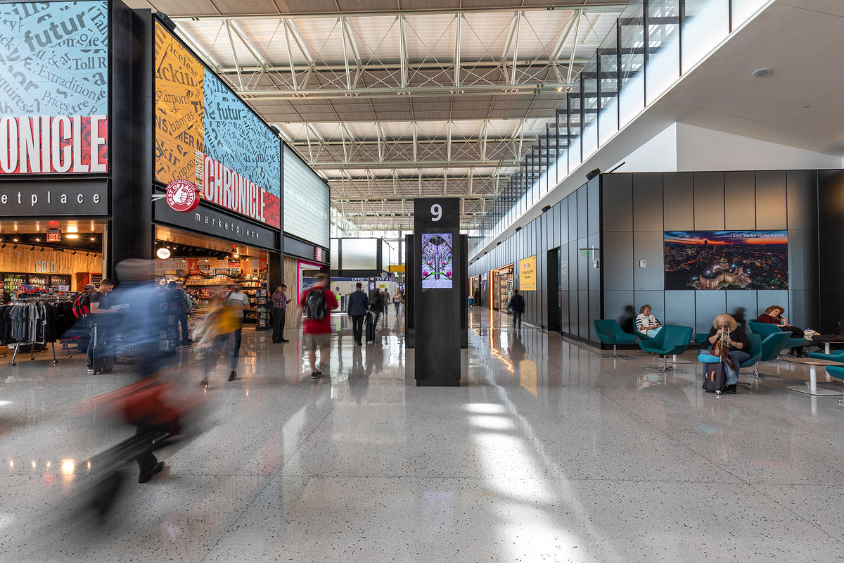 FSRT646 Система обшивки стен Levelr с панелями из вивихромного хромового стекла с прослойкой индивидуального цвета, показанная в конфигурации «отражающий» с отделкой pearlex +, нержавеющая сталь с отделкой «горный хрусталь» и открывающиеся ребра из нержав Forms-surfaces  - Вид №4