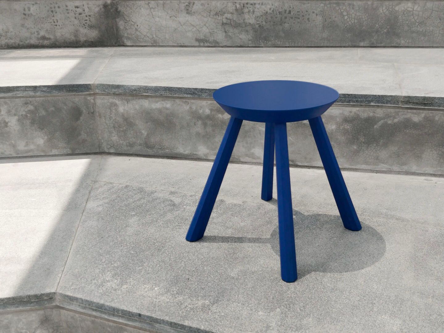 Низкий стул из тикового дерева Phantom Hands DW ARCH-00005024 - Вид №4