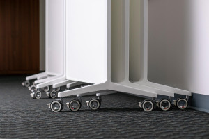 FSRT469 Мобильные стеклянные панели Jot с рамами с порошковым покрытием белой текстуры и ультра-белым диамалитовым стеклом с магнитной прослойкой и стандартной отделкой.  Forms-surfaces