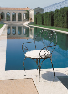 Железный садовый стул с подлокотниками