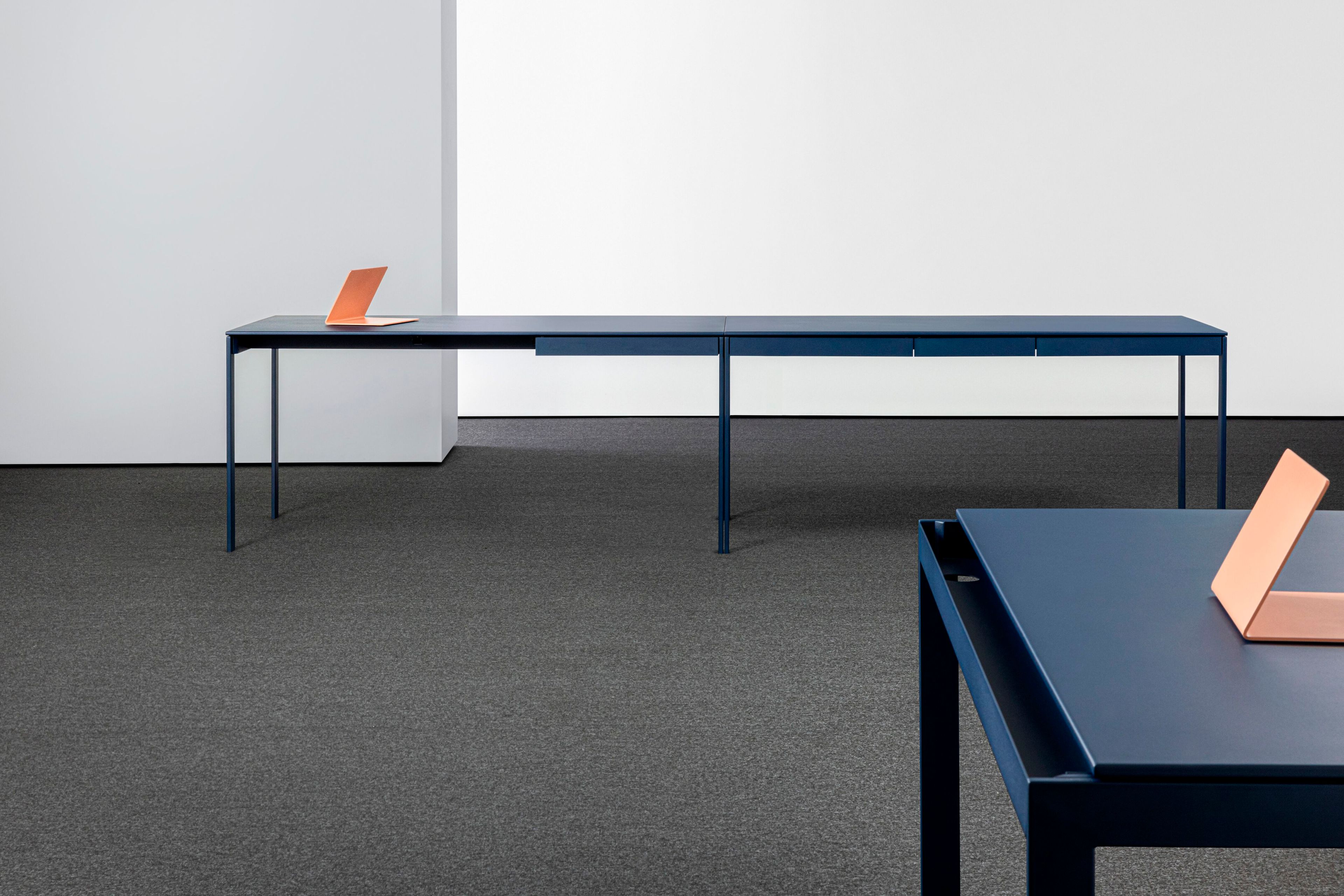 Многострочный металлический стол с системой кабельной втулки Mara фольга ARCH-00126422 - Вид №3