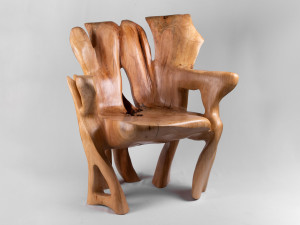 Деревянное кресло с подлокотниками