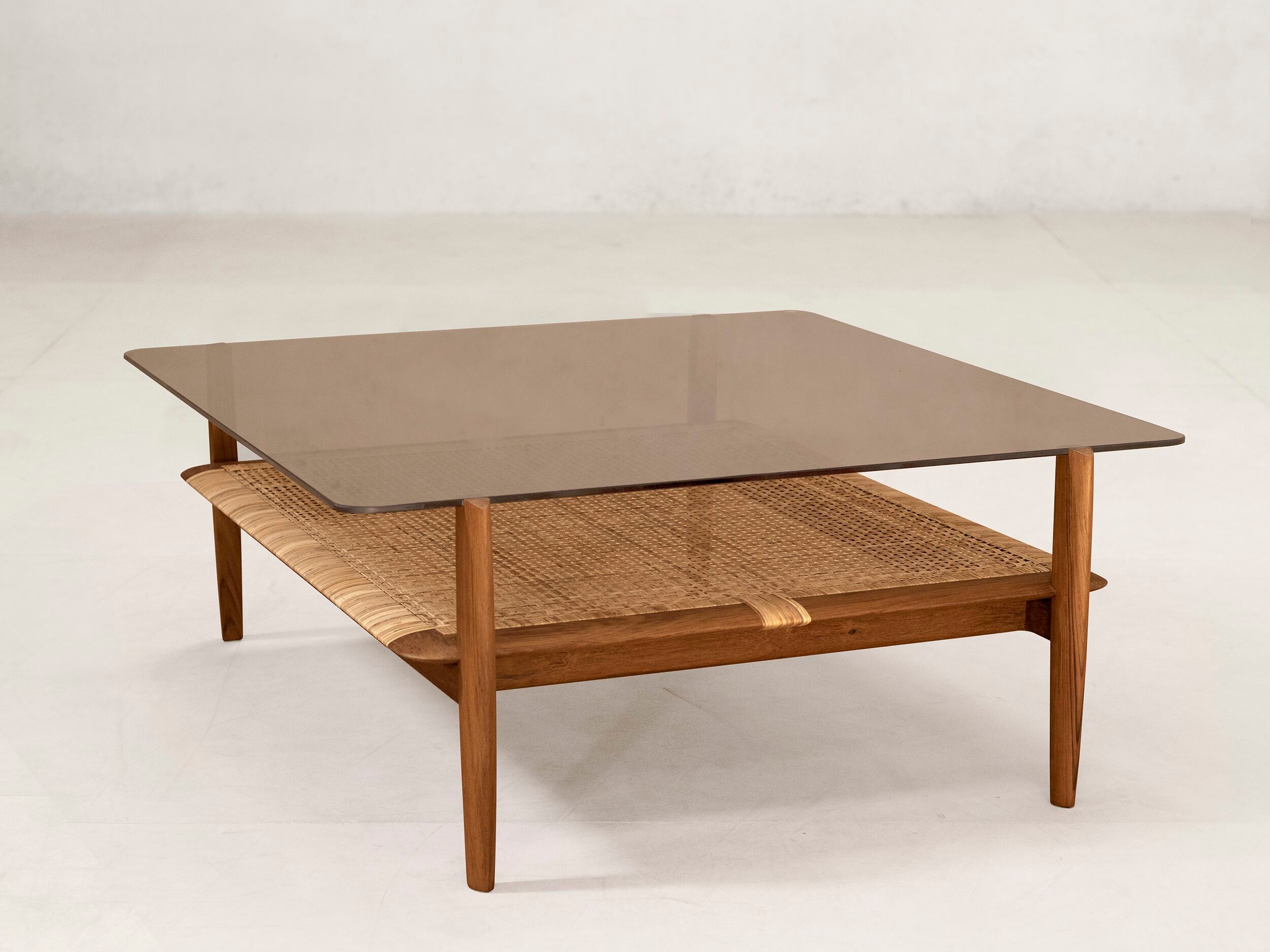 Журнальный столик из дерева и стекла Phantom Hands Tangāli ARCH-00042054 - Вид №1