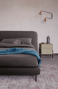 Двуспальная кровать из ткани с мягким изголовьем