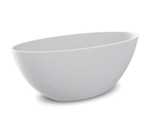 Овальная ванна в центре комнаты