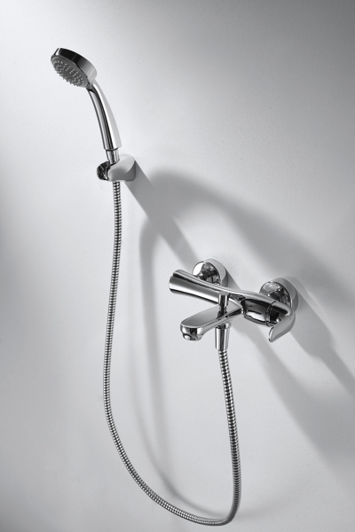 Смеситель для ванны с коротким изливом и аксессуарами FLOW F671105C-B bravat - Вид №1