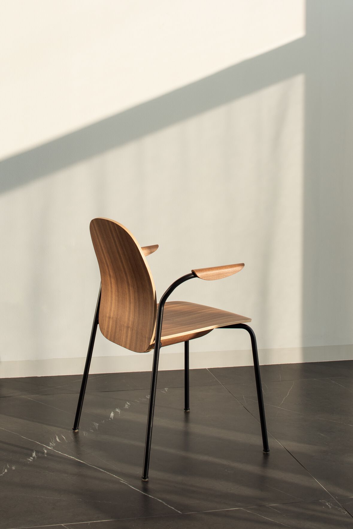 Штабелируемый стул из дуба с подлокотниками Gazzda Book ARCH-00021570 - Вид №12