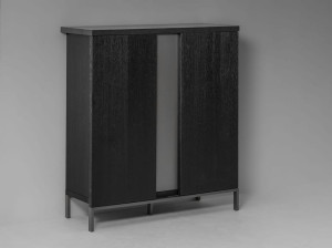 Шкаф из дуба с распашными дверцами