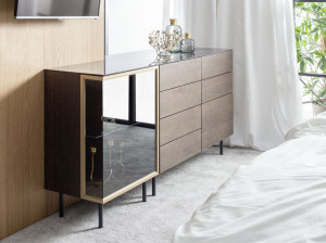 Деревянный и стеклянный комод