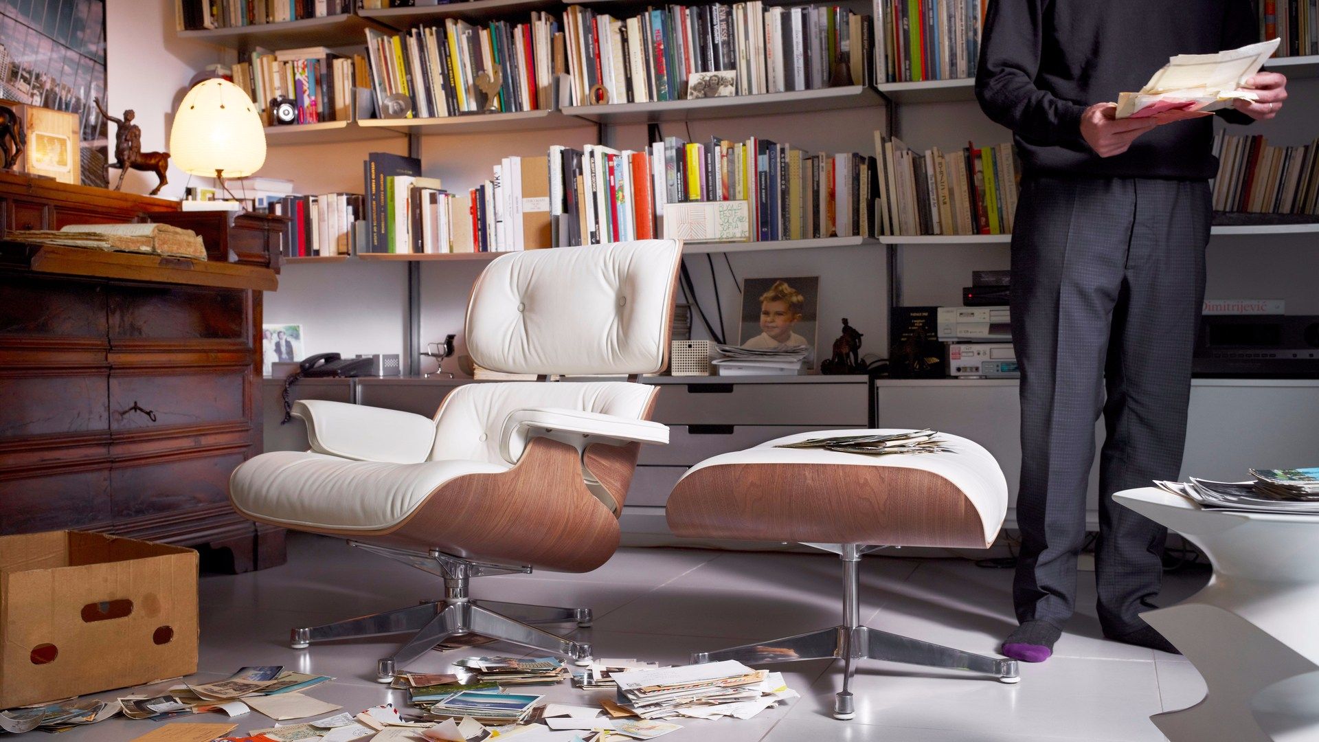 Кожаное вращающееся кресло с подлокотниками VITRA Eames Lounge Chair ARCH-00123745 - Вид №4