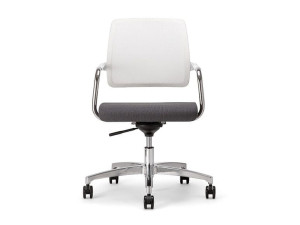 Поворотный стул с подлокотниками