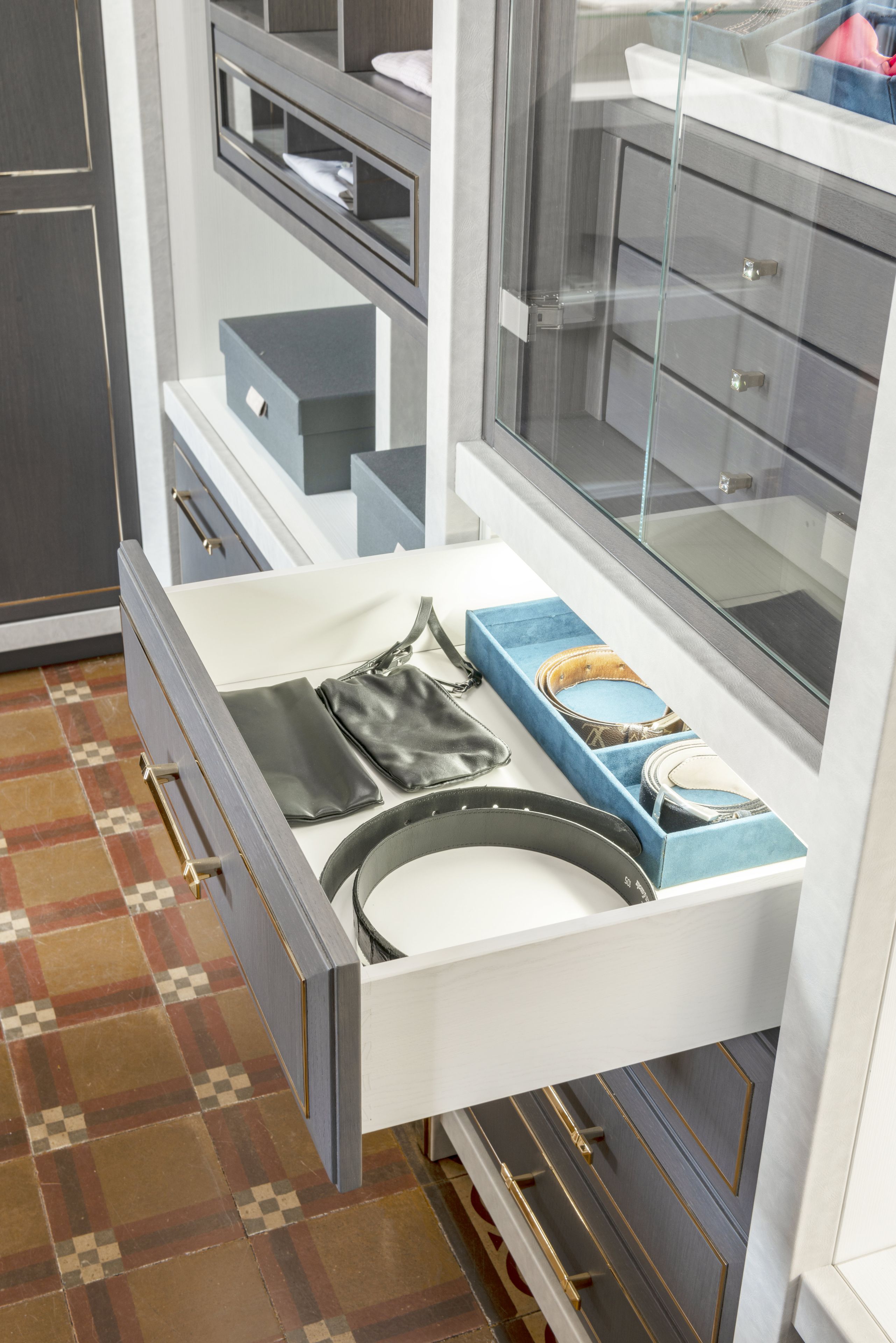 Шкаф из дуба со встроенным освещением на заказ Martini Interiors сущность ARCH-00105014 - Вид №5