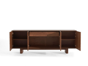 Деревянный шкаф с распашными дверями