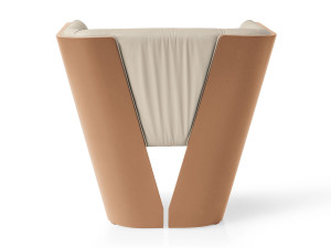 Кожаное кресло с подлокотниками