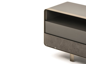 Деревянный шкаф с распашными дверями