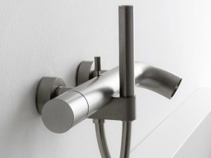 Настенный смеситель для ванны с переключателем с ручным душем