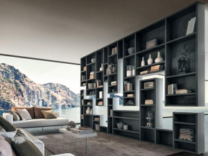 Деревянный книжный шкаф