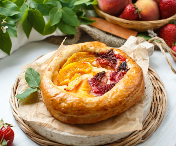 6469 Датская булочка с персиком и клубникой Вкусляндия 