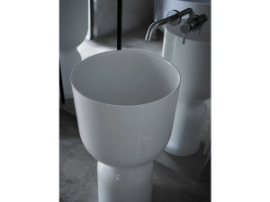 Круглая отдельно стоящая раковина из твердой поверхности