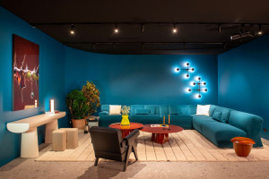 Металлический настенный светильник