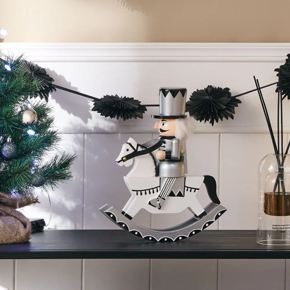 89368996 Декоративная фигура Щелкунчик на коне 30x24.5 см STLM-1496384 Santreyd Christmas