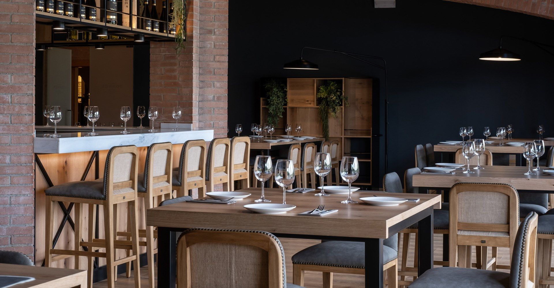 Высокий тканевый табурет с подставкой для ног со спинкой CREARTE COLLECTIONS Mauro Essence ARCH-00020122 - Вид №3