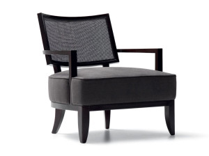 Тканевое кресло с подлокотниками