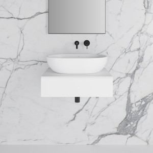 Квадратное зеркало с рамой стены