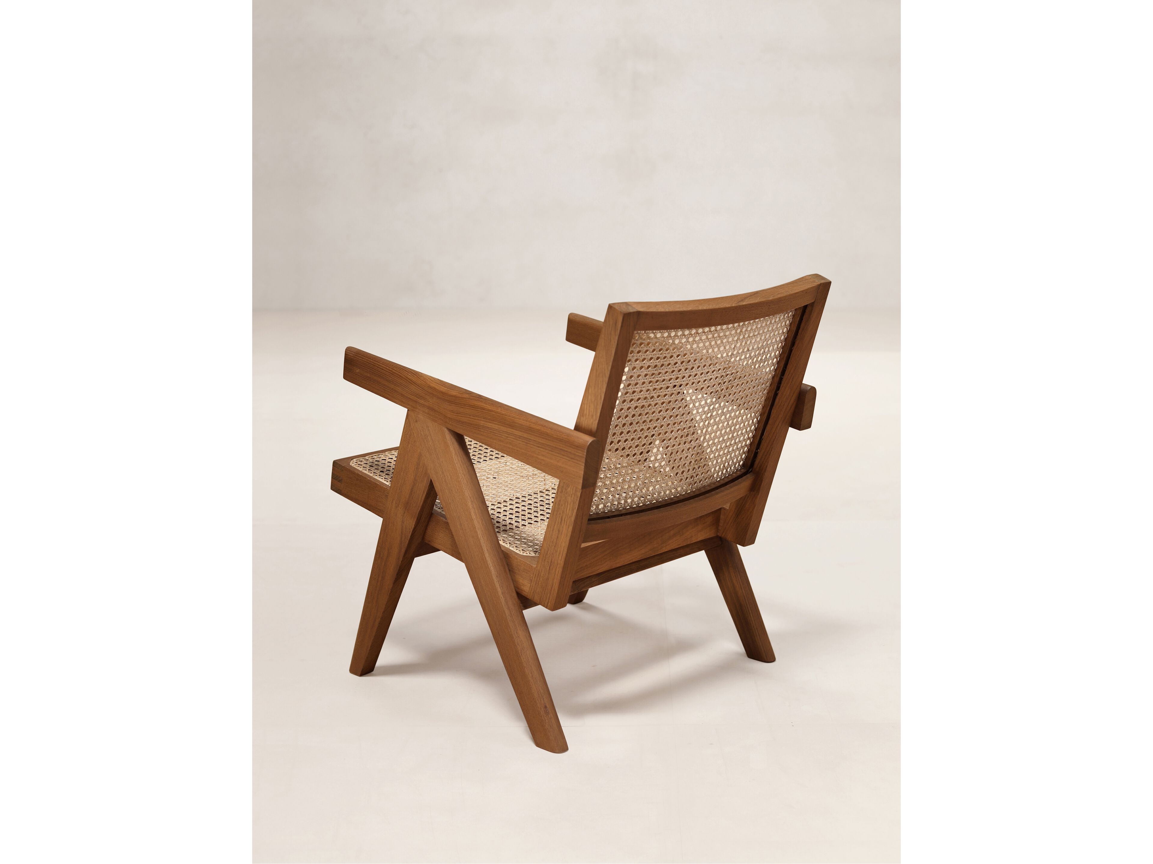 Кресло из тикового дерева с подлокотниками Phantom Hands Project Chandigarh ARCH-00084064 - Вид №1
