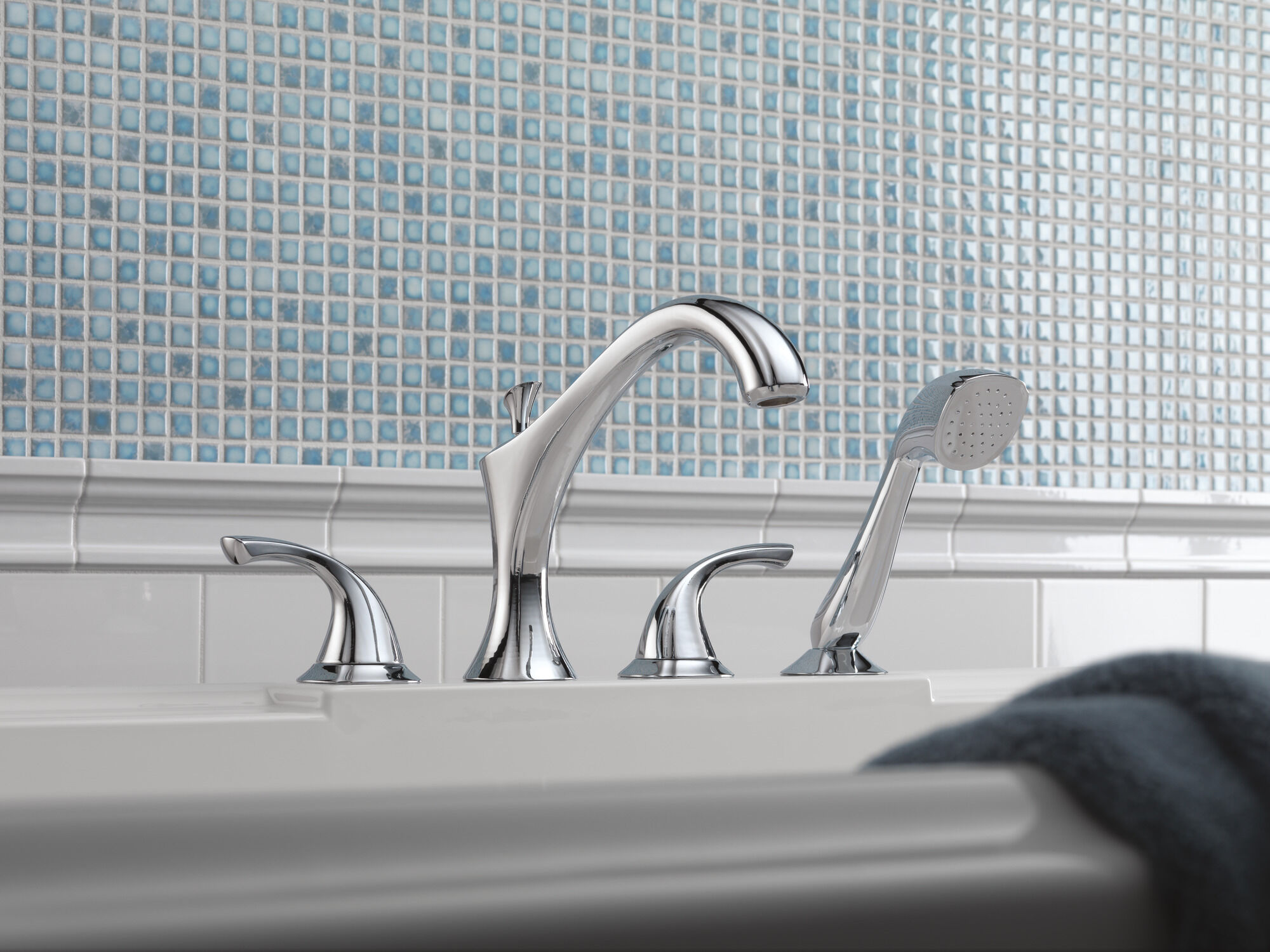 T4792-PT Римская ванна с ручным душем Delta Faucet Addison Выдержанный оловянный  - Вид №2