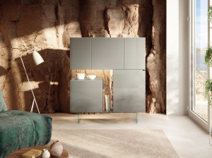 Стеклянный шкаф с распашными дверцами