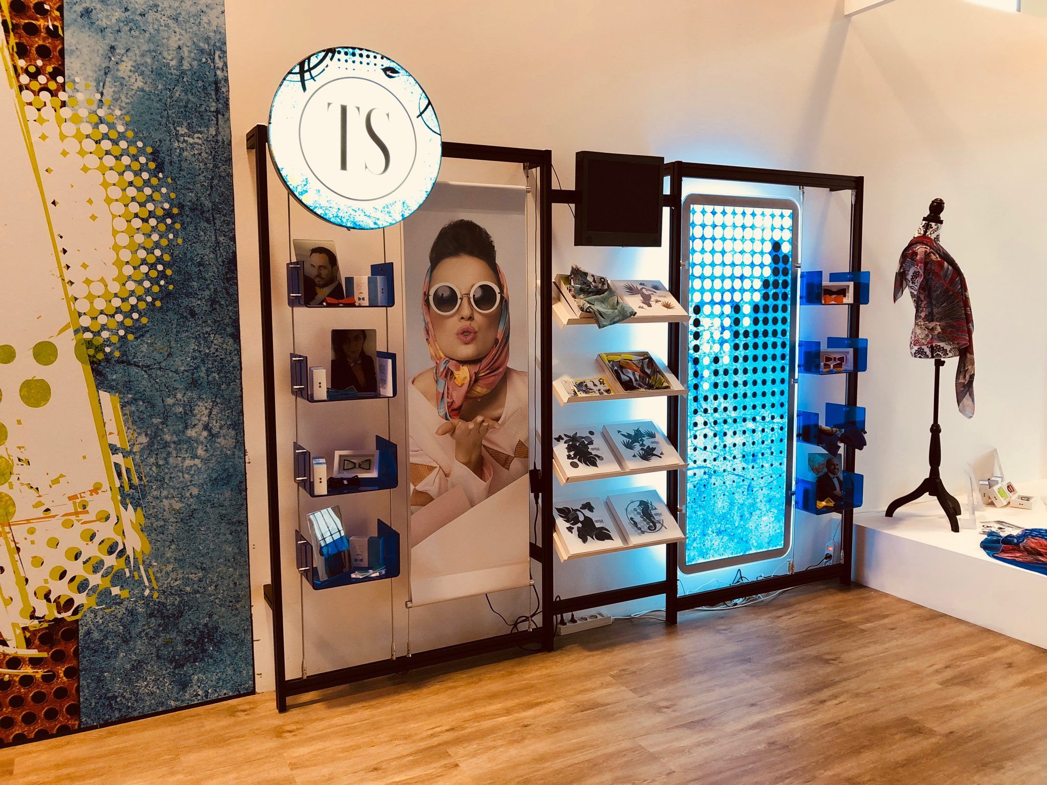 Алюминиевая напольная витрина для брошюр STUDIO T InUno ARCH-00151424 - Вид №3