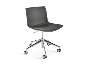 Кожаный стул с колесами