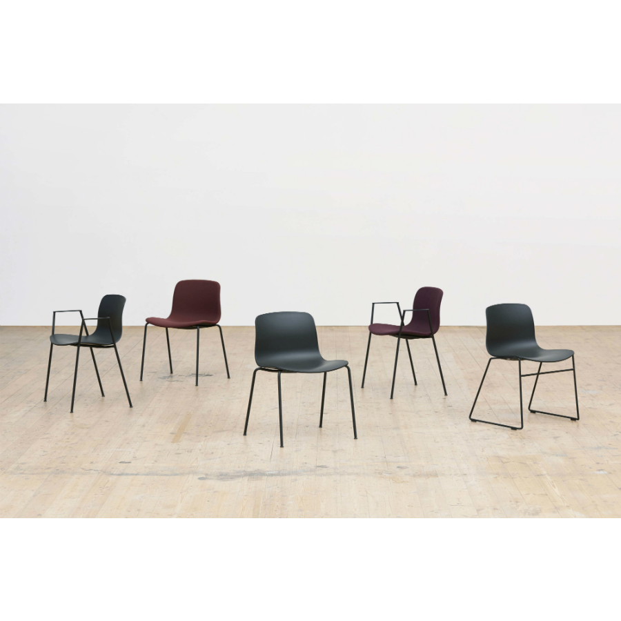 Стул AAC19, черный с черным основанием Hay 219701100 - Вид №1