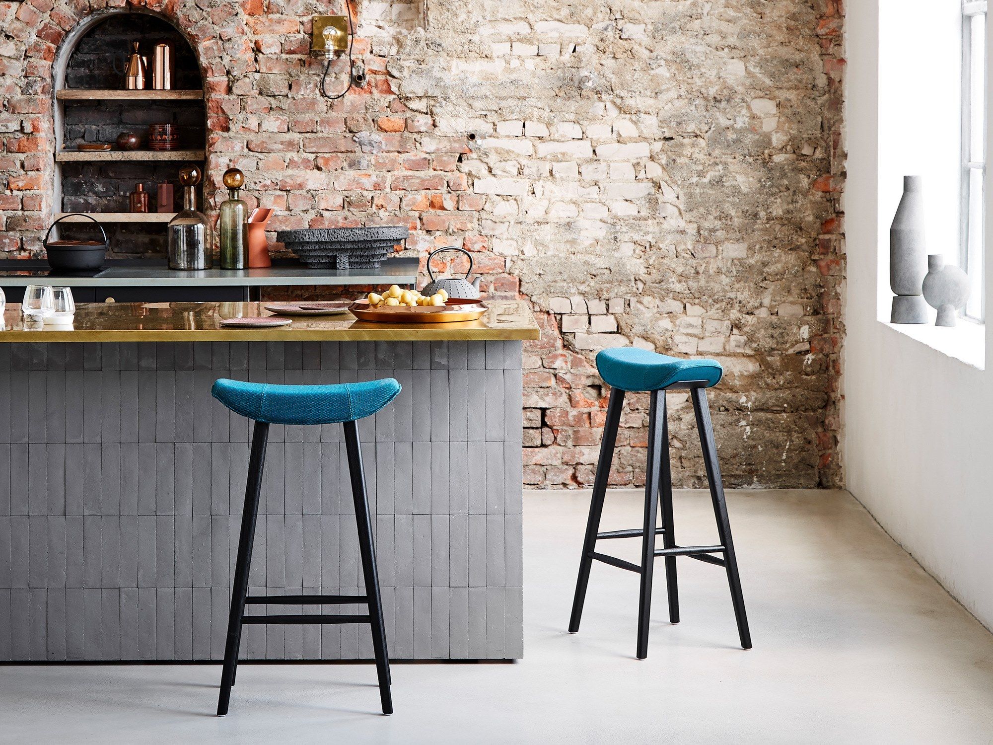 Тканевый барный стул с подставкой для ног Freifrau KYA BARSTOOL WOODEN FRAME ARCH-00025351 - Вид №1