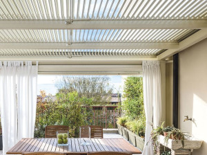 Пергола из алюминия с поворотными пластинами