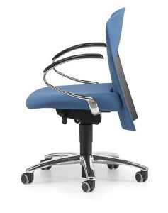 Офисное кресло из ткани с колесами и подлокотниками с 5 спицами