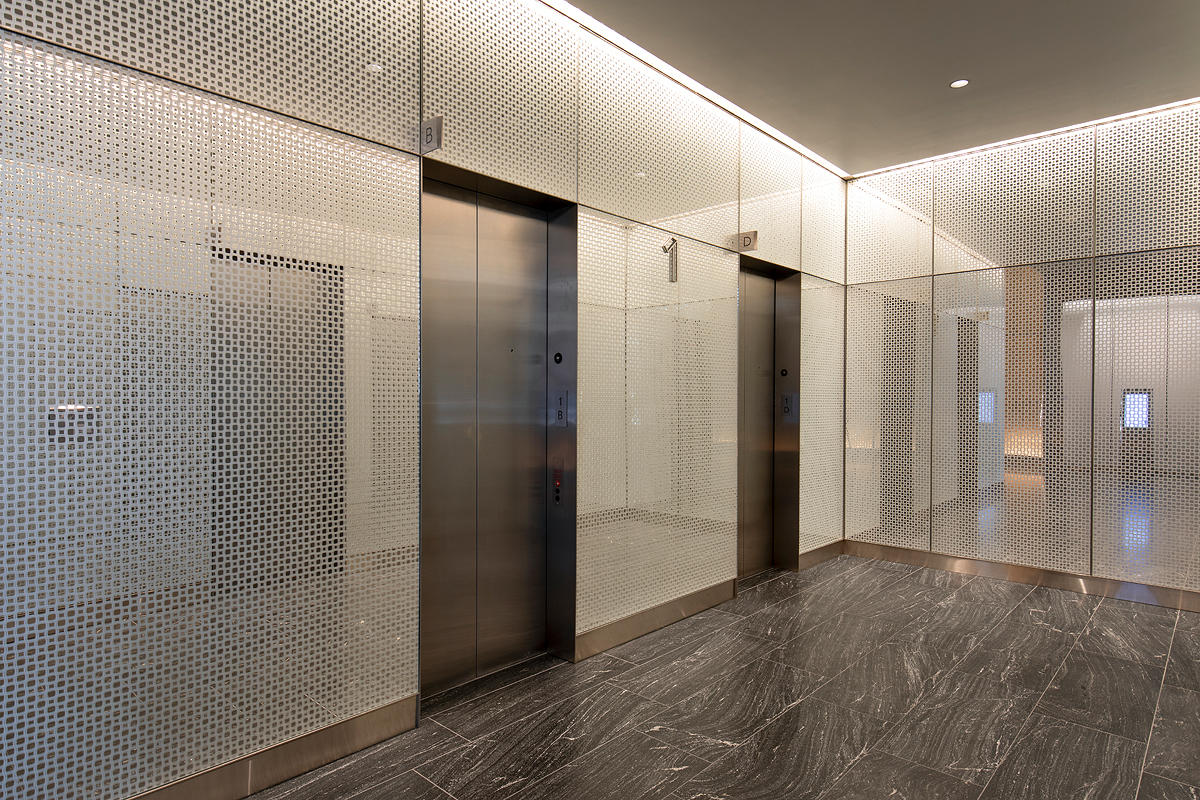 FSRT641 Система обшивки стен Levelr с панелями из стекла vivispectra vektr с индивидуальной прослойкой, показанной в конфигурации Reflective с отделкой pearlex + и открывающими ребрами из нержавеющей стали Forms-surfaces  - Вид №1