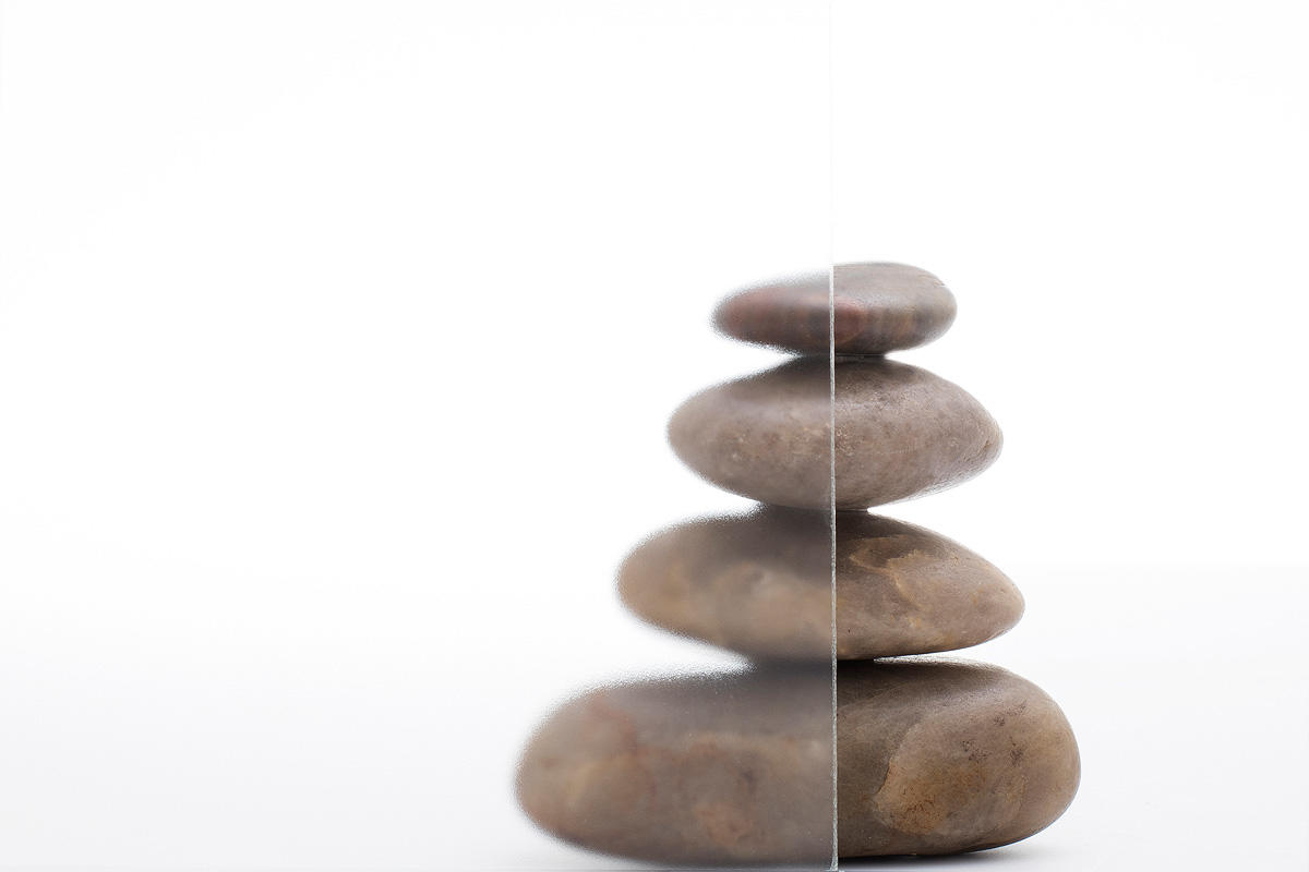 FSRT324 Стекло Vivigraphix graphica, показанное на изображении, с вертикальной прослойкой узора 116 в белом цвете и стандартной отделкой Forms-surfaces 