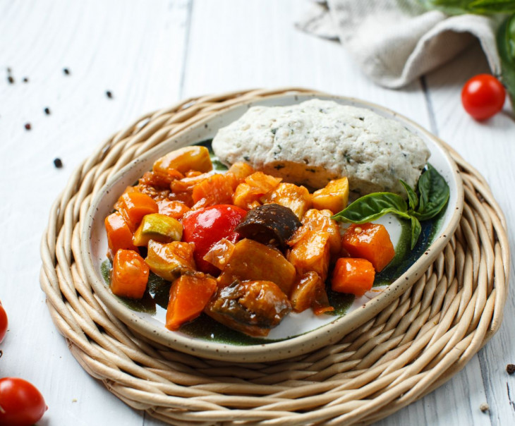 6858 Котлета на пару куриная со шпинатом и овощное рагу Вкусляндия  - Вид №1