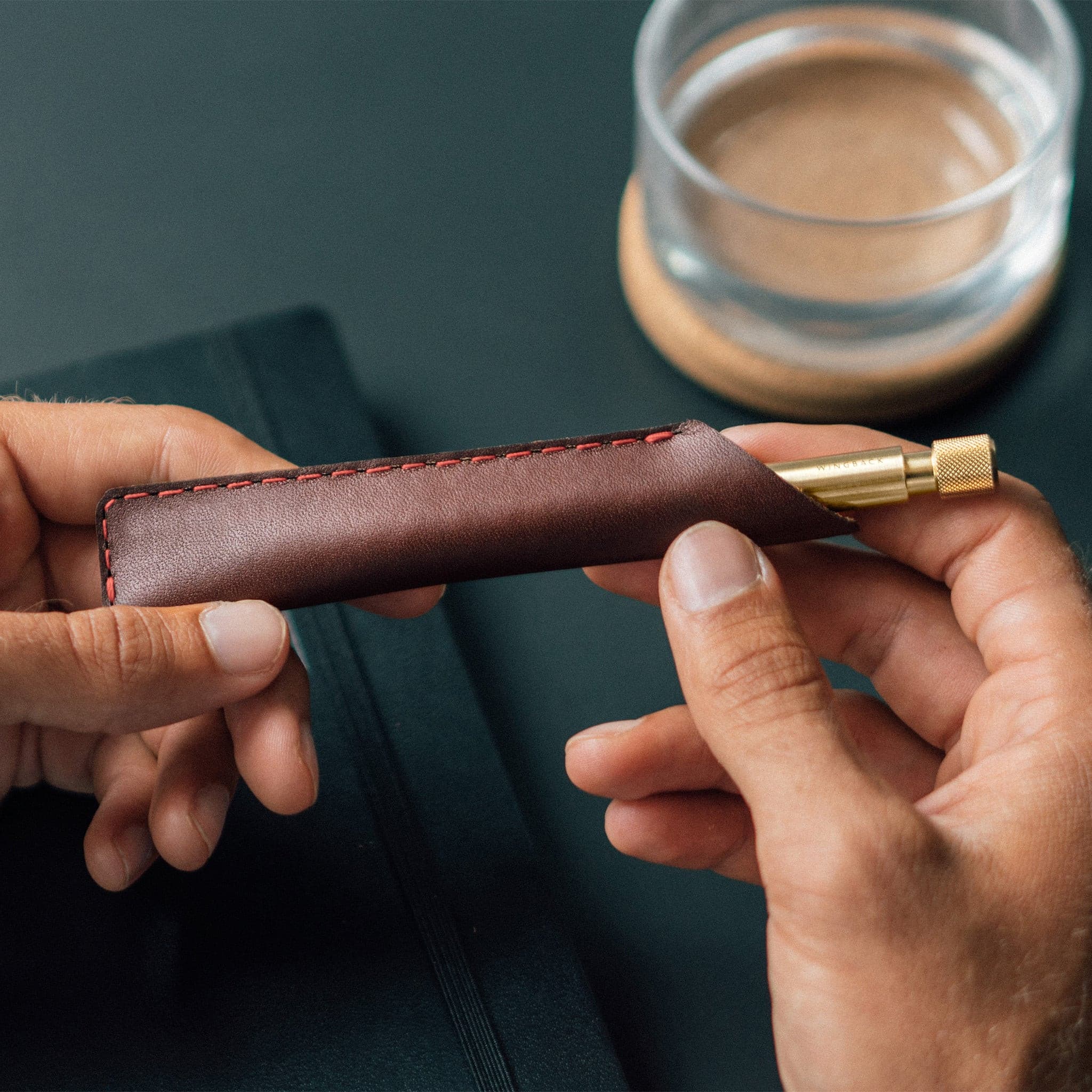 W109-CHES Кожаный чехол для ручки/карандаша - каштановый Wingback  - Вид №1