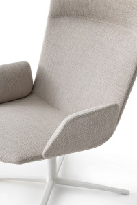 Вращающееся кресло с высокой спинкой