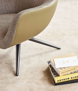 Тканевое вращающееся кресло с подлокотниками