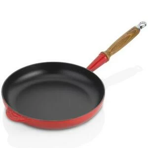 Сковорода чугунная Le Creuset с деревянной ручкой, Ø26 см, вишневая