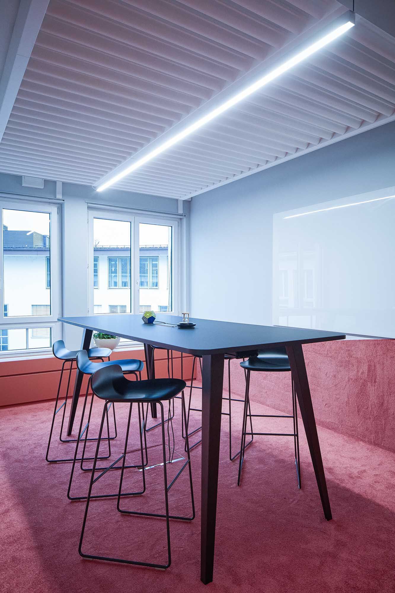 Высокий ламинированный стол для совещаний с системой кабельной втулки Haworth ANYWAY CONNECT ARCH-00119833 - Вид №1