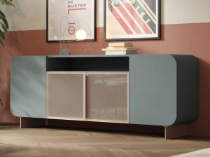 Шкаф из дерева и стекла с распашными дверями